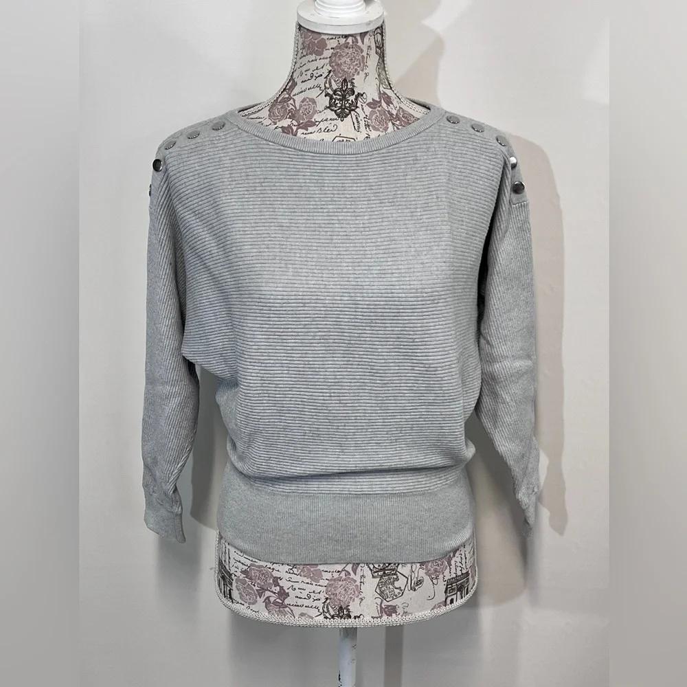 🛍️CARMEN MARC VALVO Light gray bat wing sweater‎ size S.